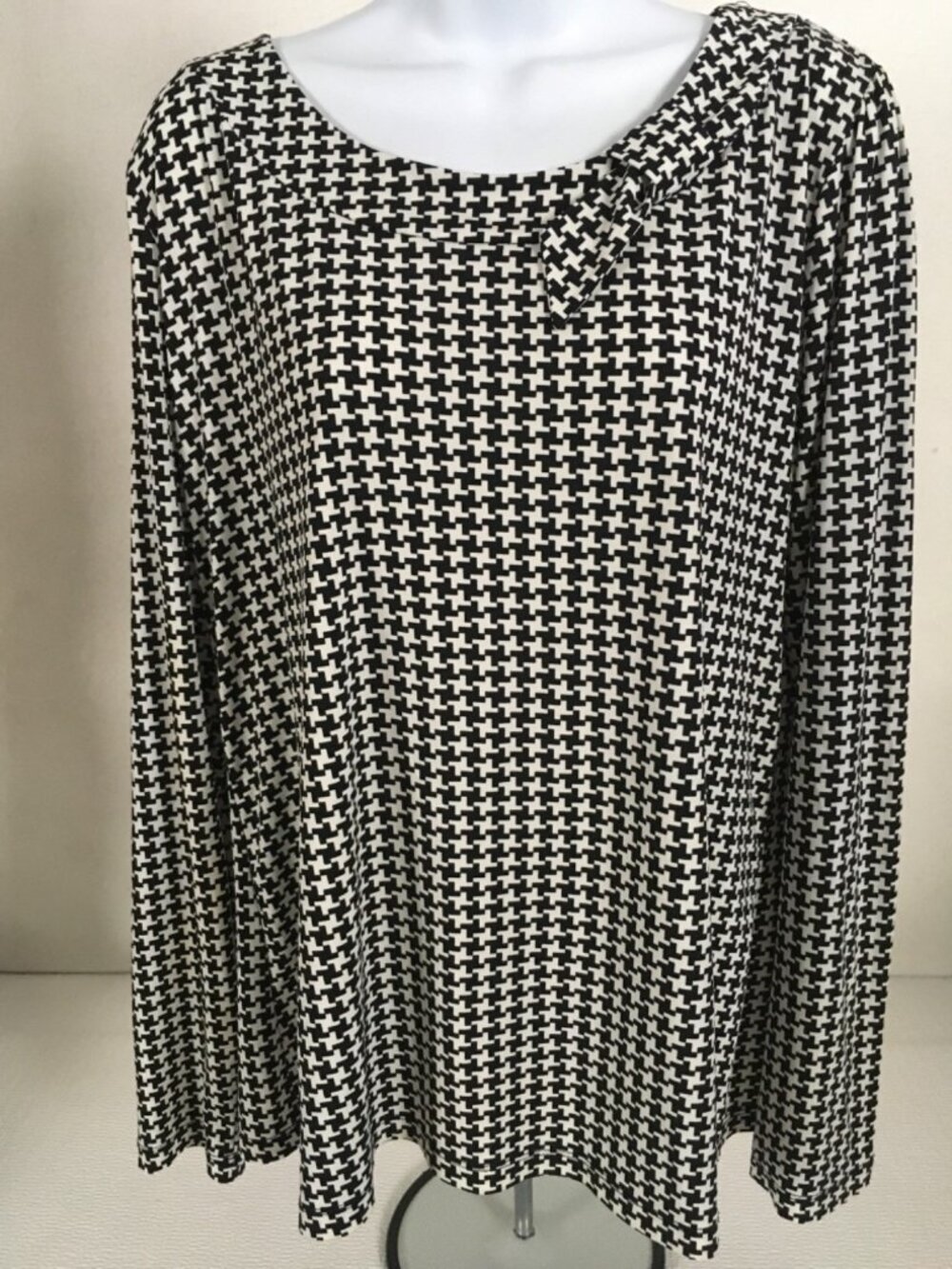East 5th Top Size XL Black White Houndstooth Round Neck  w Half Bow Long Sleeves